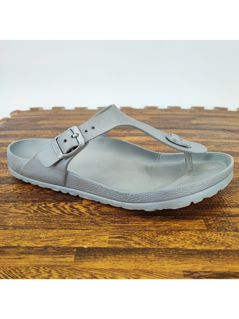 Birkenstock Gizeh Women’s Size 8 US Sandals Polyurethane Silver Casual